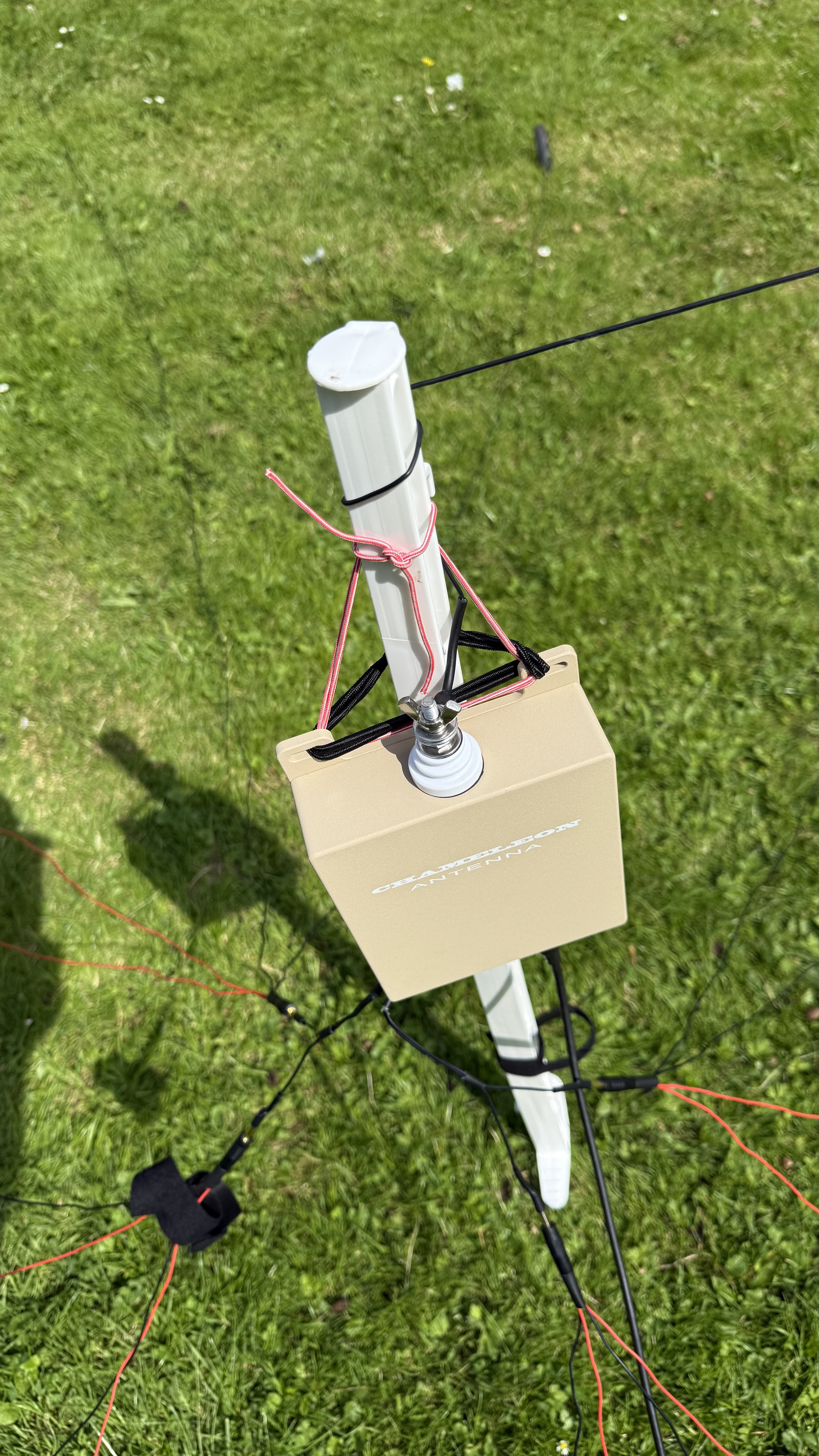 Bild 6 – POTA - zwei Masten und Chameleon CHA URT-1 Tuner