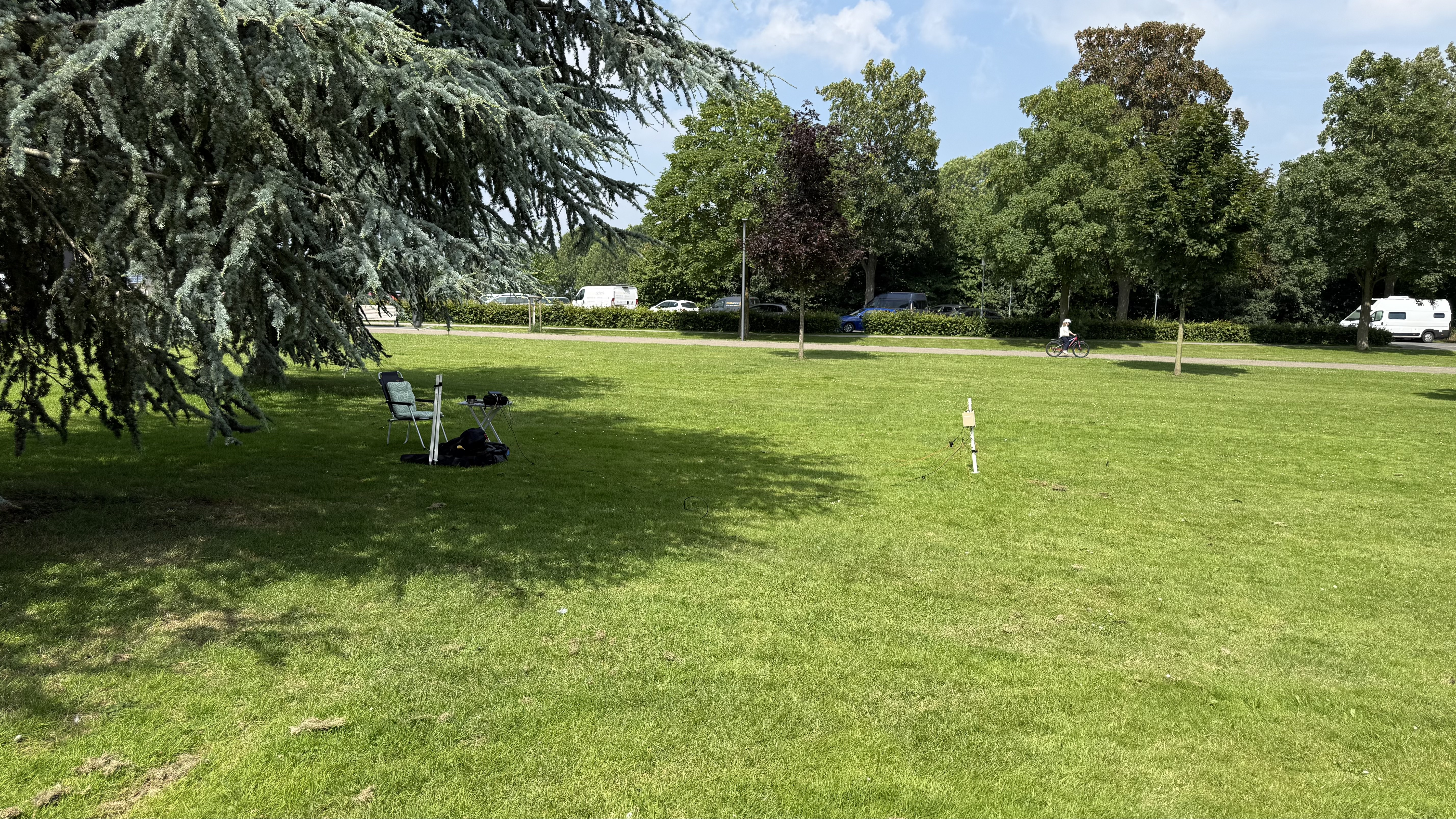 Bild 4 – POTA - zwei Masten und Chameleon CHA URT-1 Tuner